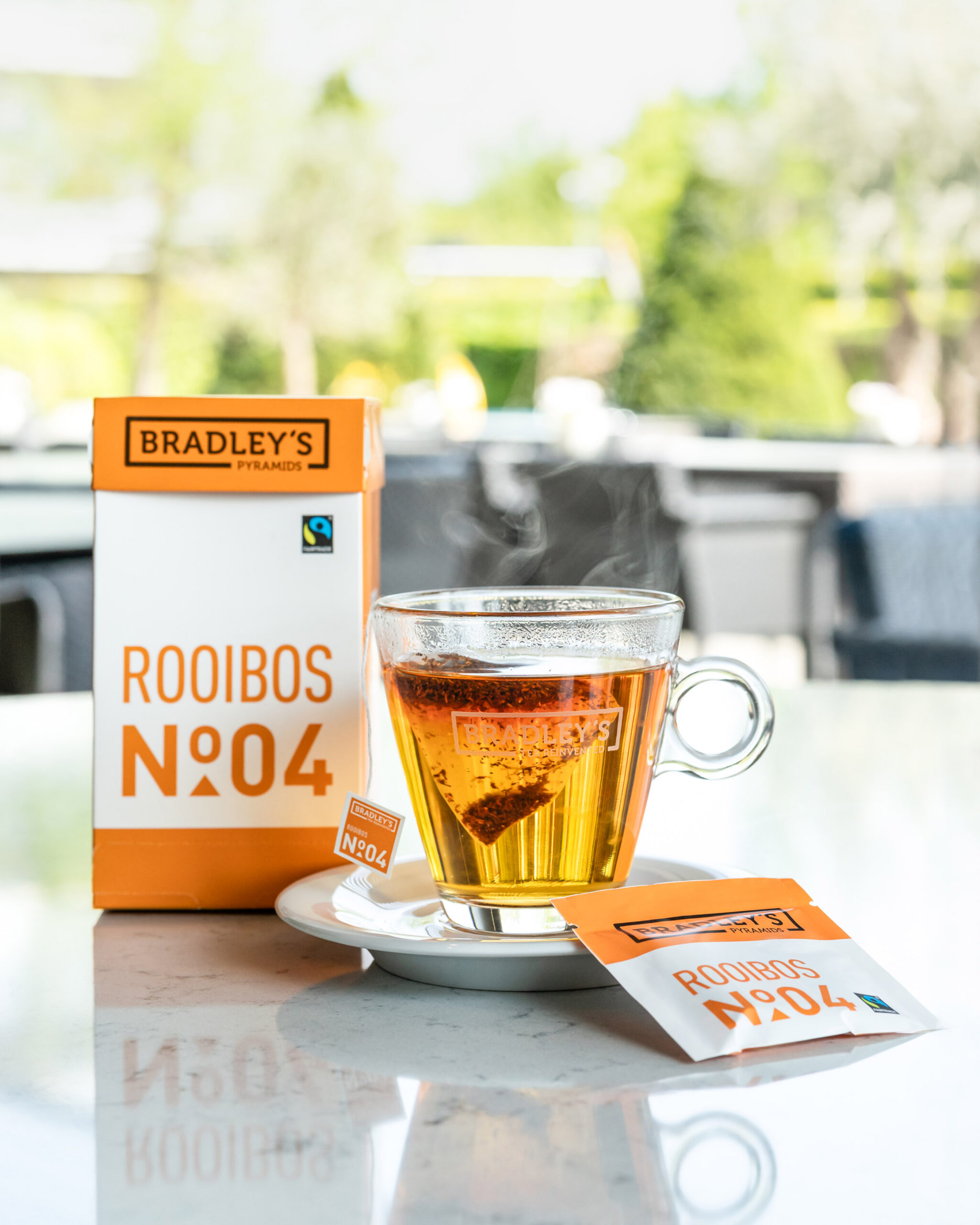 sfeerfoto: rooibos thee schenken voor in horeca