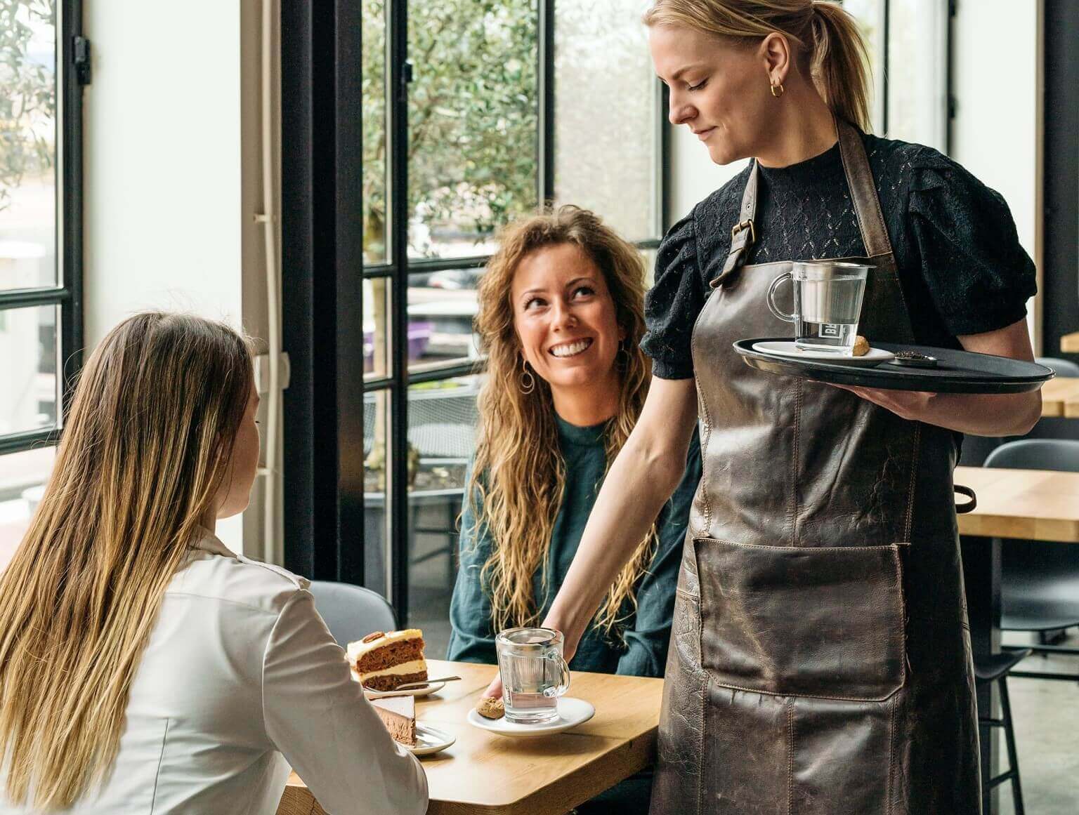Theeleverancier sfeerfoto: horeca thee serveren Koffie en thee bestellen voor horeca