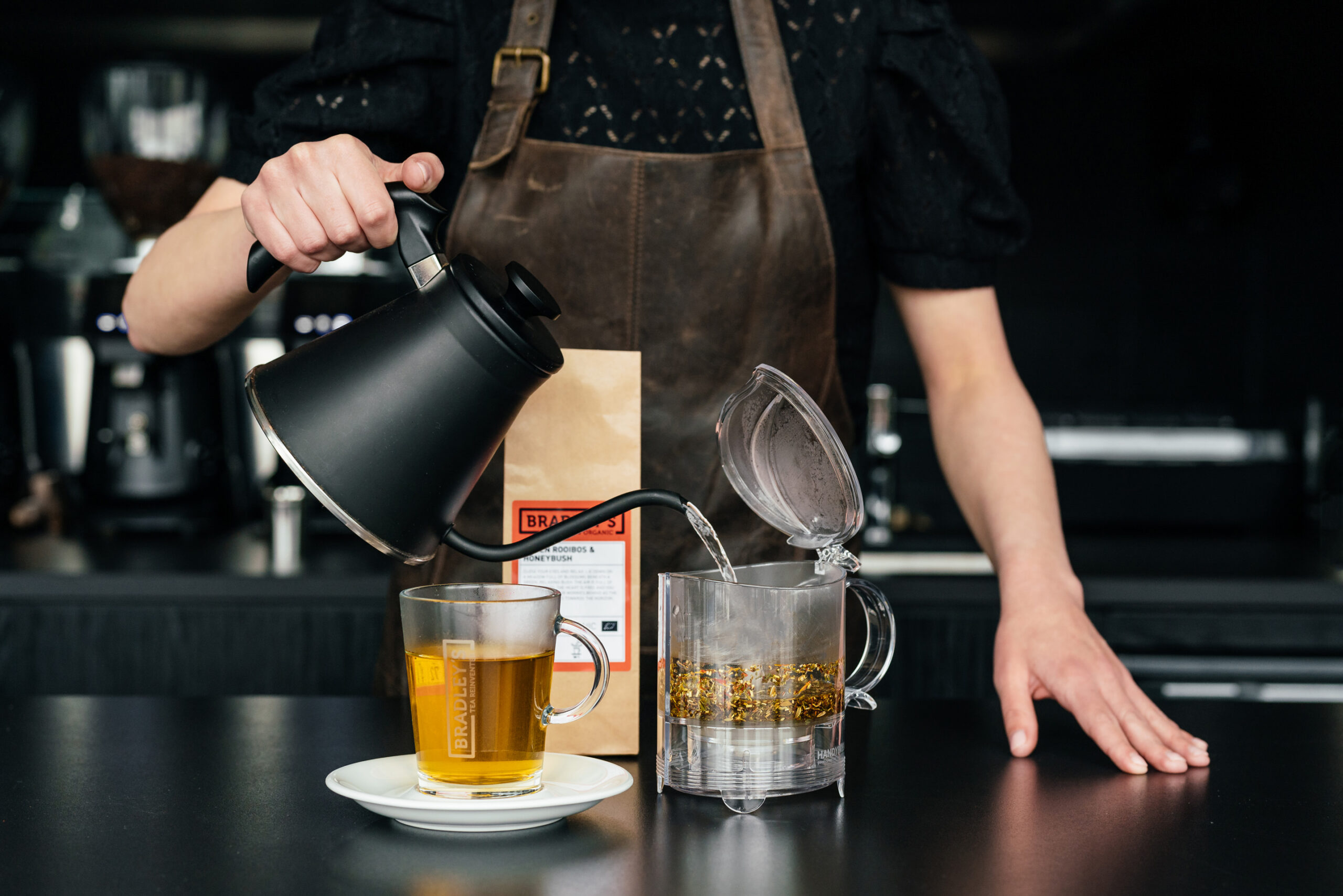 Bradley's loose tea inschenken